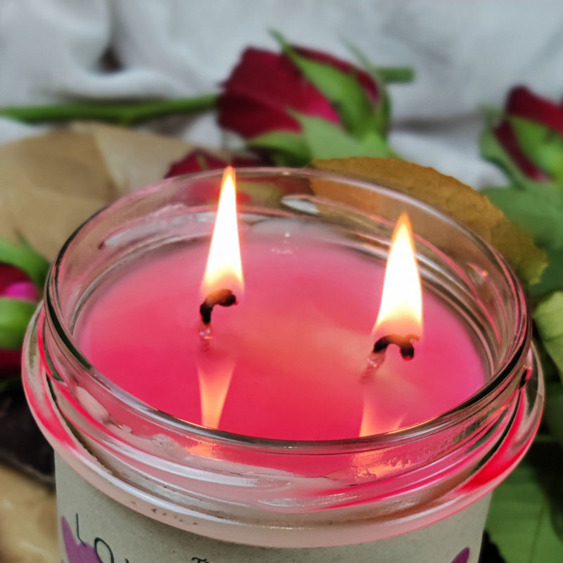 Najlepsze świece na Walentynki – zapachy, które mówią „kocham” 