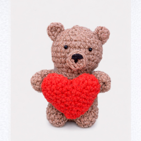 Malutki dziergany Miś z sercem - wykonany ręcznie