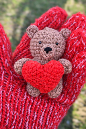 Malutki dziergany Miś z sercem - wykonany ręcznie