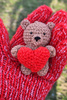 Malutki dziergany Miś z sercem - wykonany ręcznie