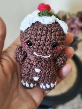 Pierniczek z białym lukrem i wisienką